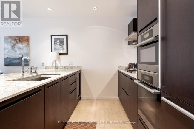 Building Photo - 180 University Ave