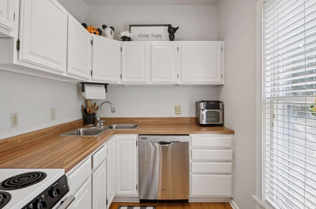 Cocina completa, incluyendo lavavajillas de acero inoxidable, cocina/horno eléctrico, refrigerador grande. Mucho espacio de almacenamiento. - 2601 Portland Ave