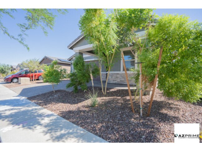 Building Photo - Introducing this delightful 4/3 Surprise Home with a Cozy Atmosphere and Comfortable Living Spaces!