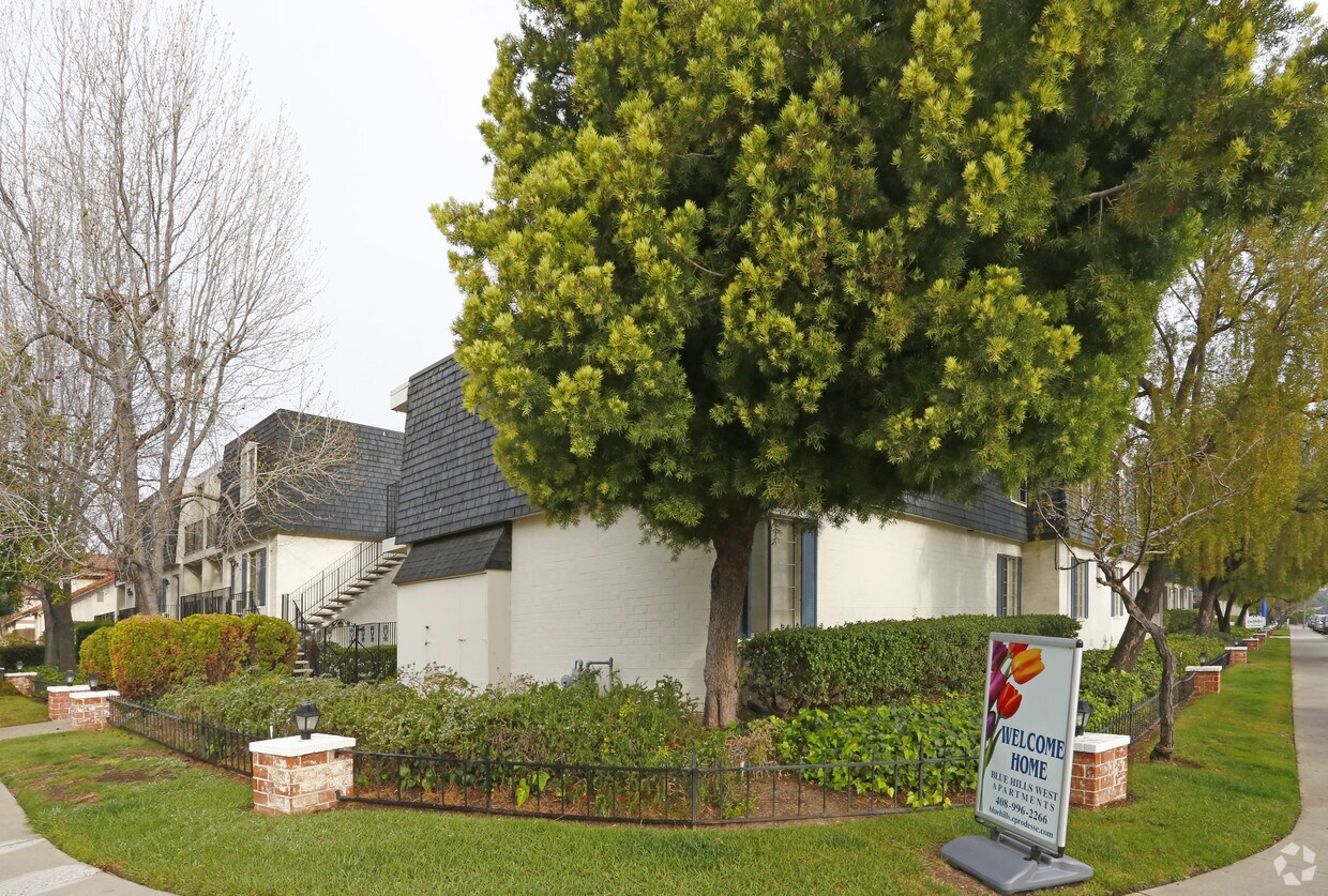 Foto principal - Blue Hills West Apartments