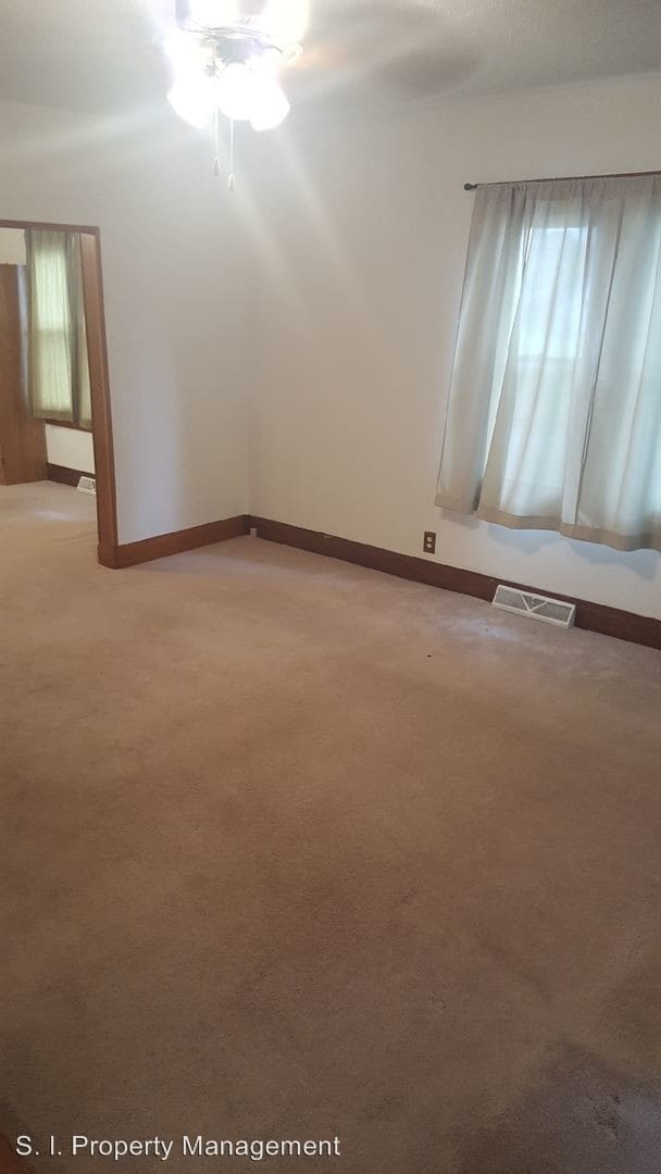 Building Photo - 3 br, 1.5 bath House - 300 S. Future