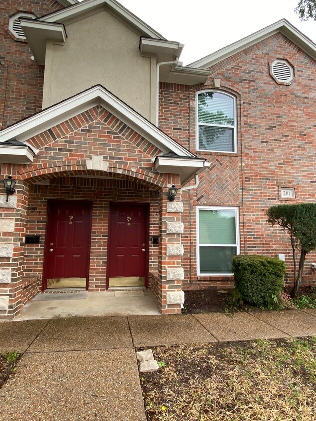 Foto principal - Quiet 2 bedroom townhome close to Downtown...