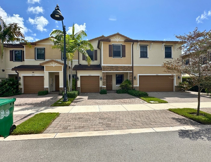Stylish 3-Bedroom Home with Pool, Garage &... - Stylish 3-Bedroom Home with Pool, Garage &...