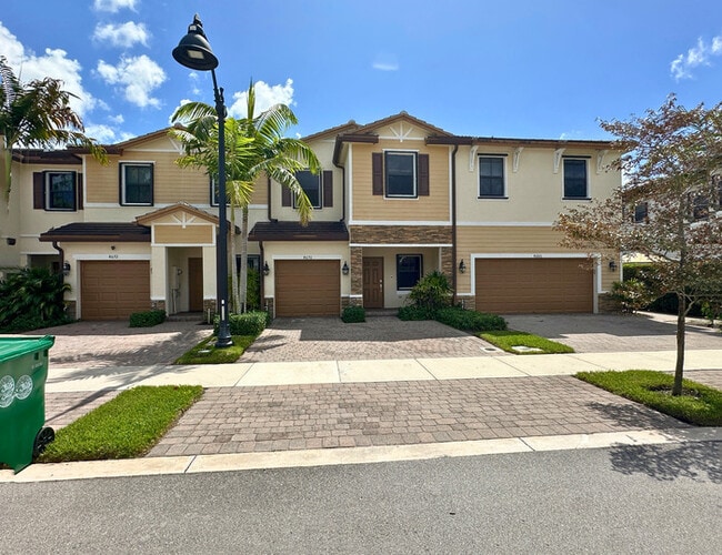 Stylish 3-Bedroom Home with Pool, Garage &... - Stylish 3-Bedroom Home with Pool, Garage &...