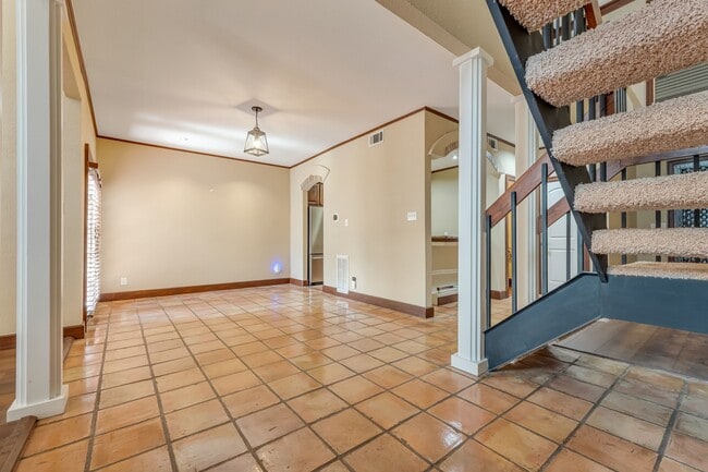 Building Photo - 516 S Post Oak Ln