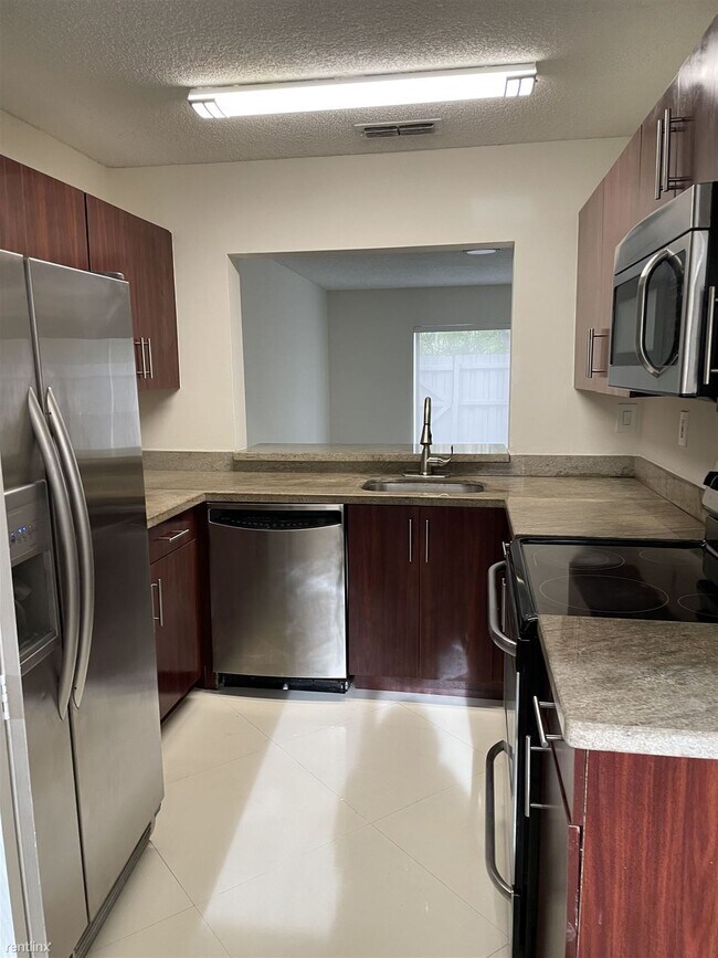 Building Photo - 2 br, 2.5 bath Condo - 9441 Palm Cir N 9441