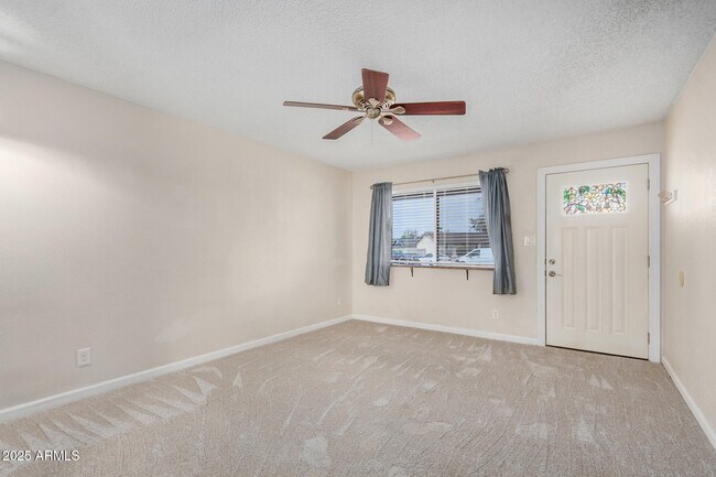 Foto del edificio - 2323 E Kathleen Rd