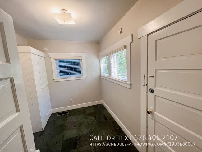 Building Photo - 1417 Grevelia St