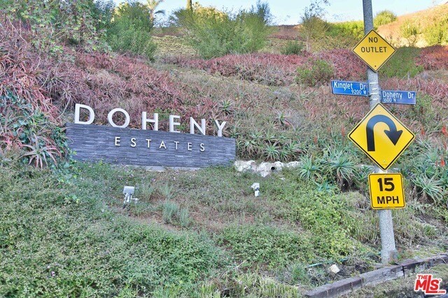 Primary Photo - 1835 N Doheny Dr