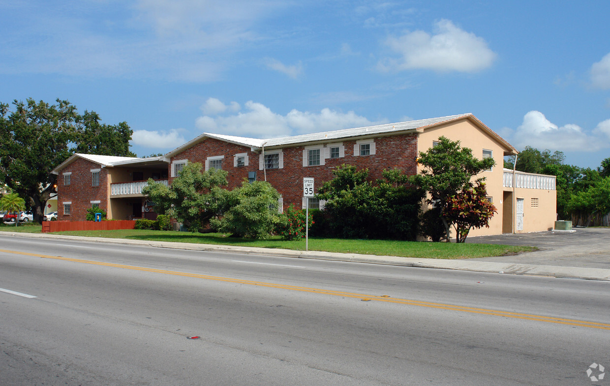 Primary Photo - Continental West Apartments