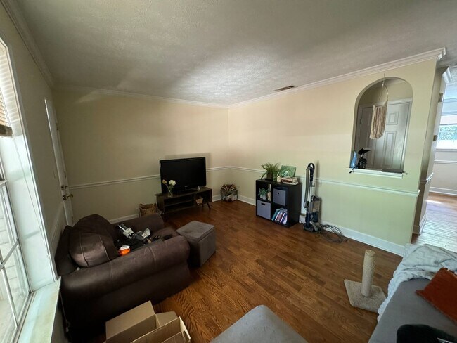 Building Photo - Cute and Quiet West Side Duplex!