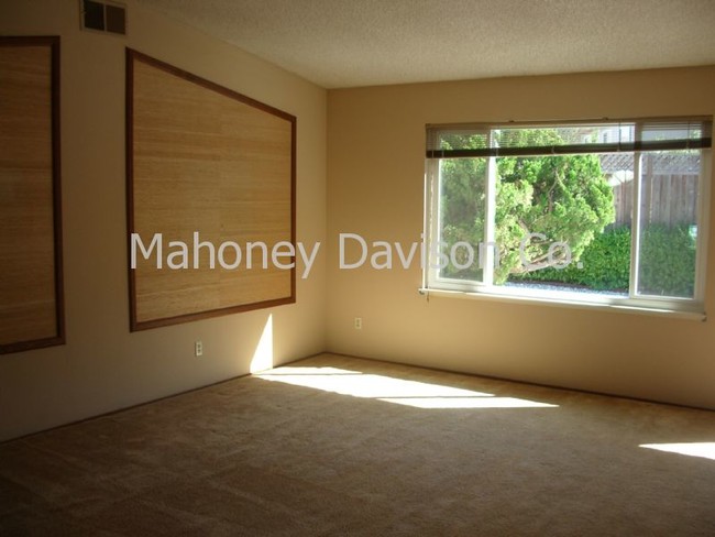Building Photo - 167 Firethorn Dr