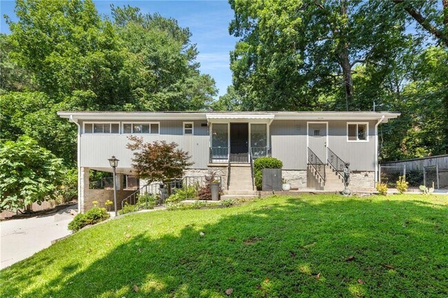 Building Photo - 2132 Fairway Cir NE