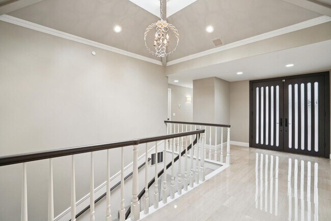 Building Photo - Elegant Los Altos Townhouse Near Redwood Grove & Shoup Park