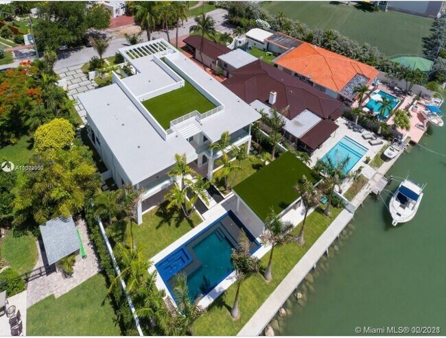 Building Photo - Luxury Listings