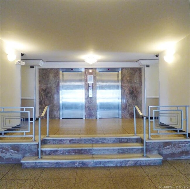 Foto del edificio - 71 Strawberry Hill Ave