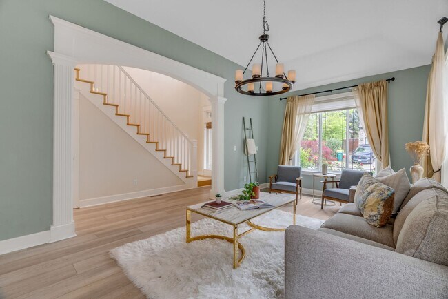 Foto del edificio - Stunning, spacious 4-bdrm/4-bath in Tigard. Fireplace, massive decks, next to nature