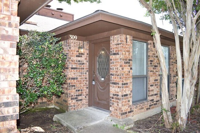 Foto del edificio - 309-311 Dogwood Dr