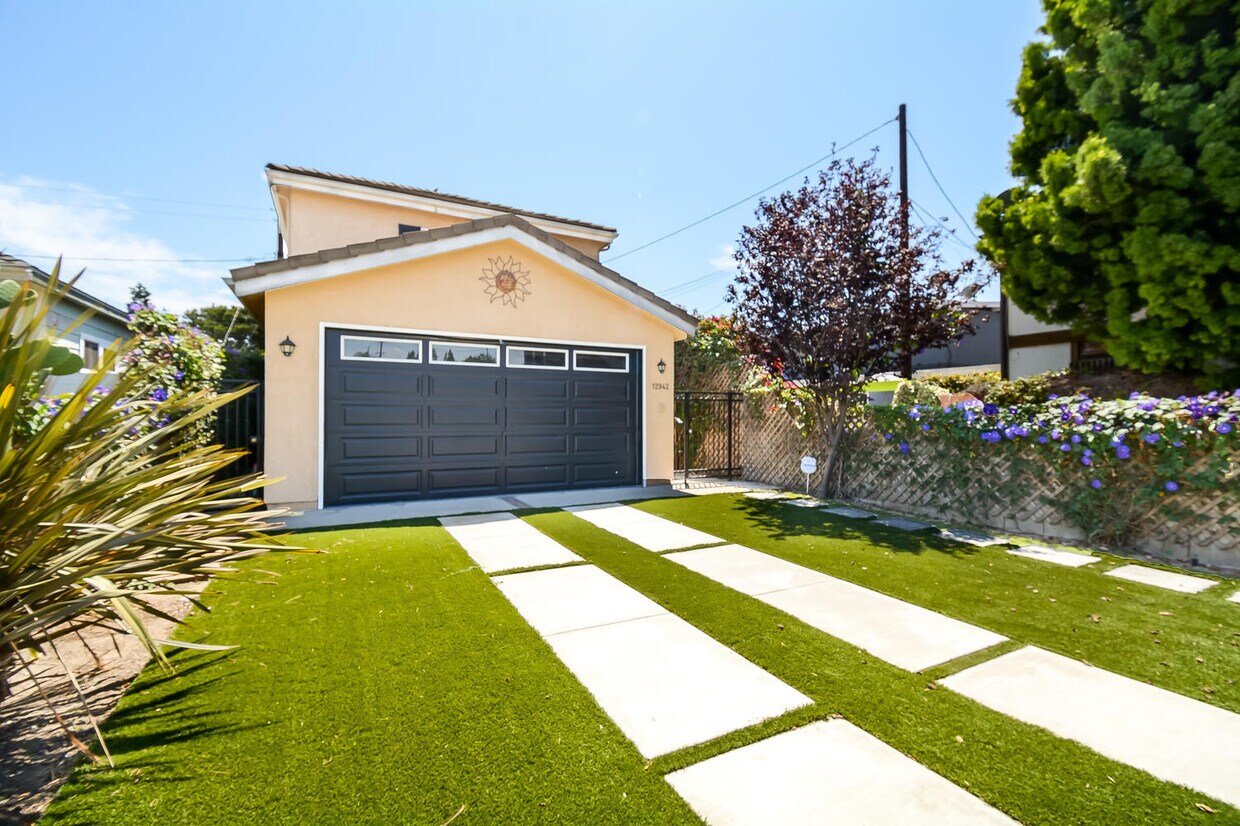 Foto principal - 12942 Gilmore Ave
