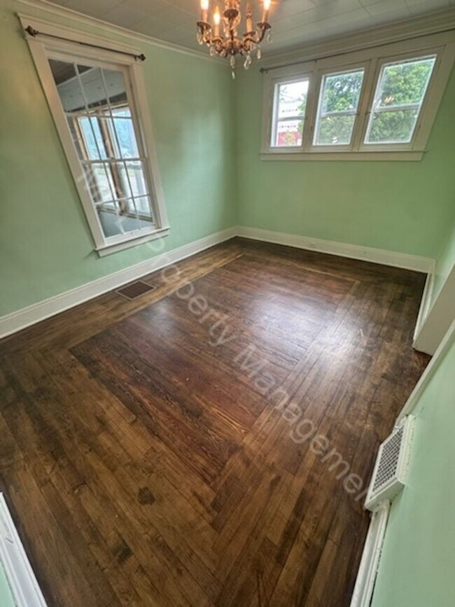 Foto del edificio - Large 4 bedroom 1 bath house