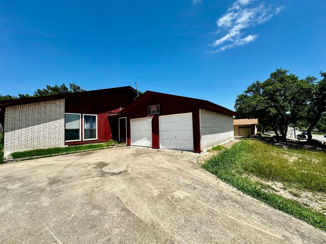 Foto principal - 1902 West Ln