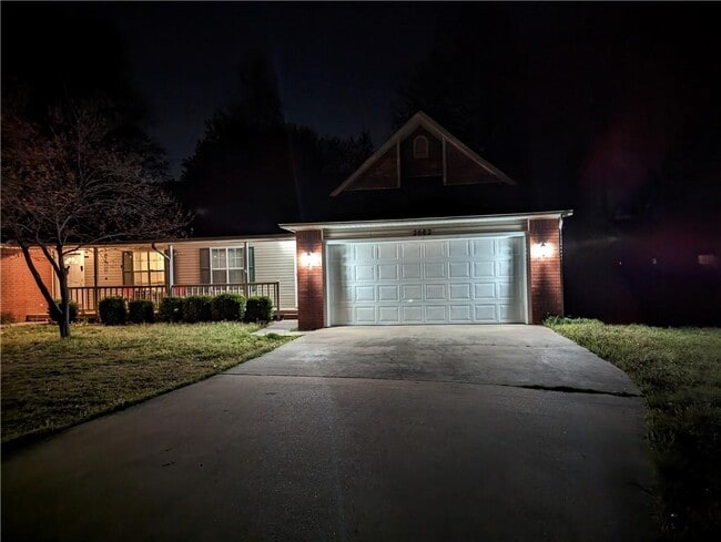 Building Photo - 2082 E Farr Ln