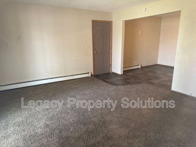 Building Photo - 305 E Expressway