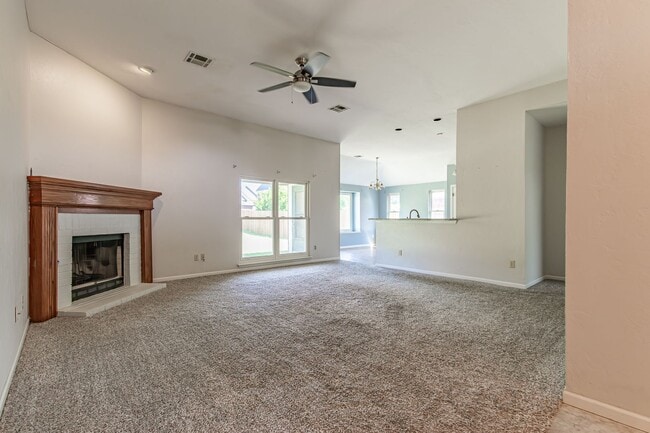 Building Photo - Massive 4BD/2.5 BTH right off of JKP Turnp...