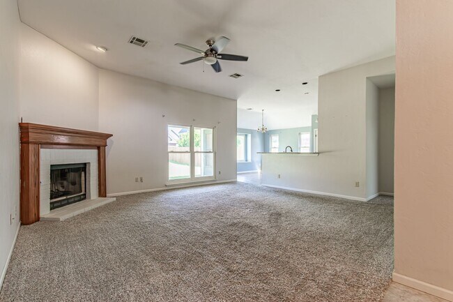 Foto del edificio - Massive 4BD/2.5 BTH right off of JKP Turnp...