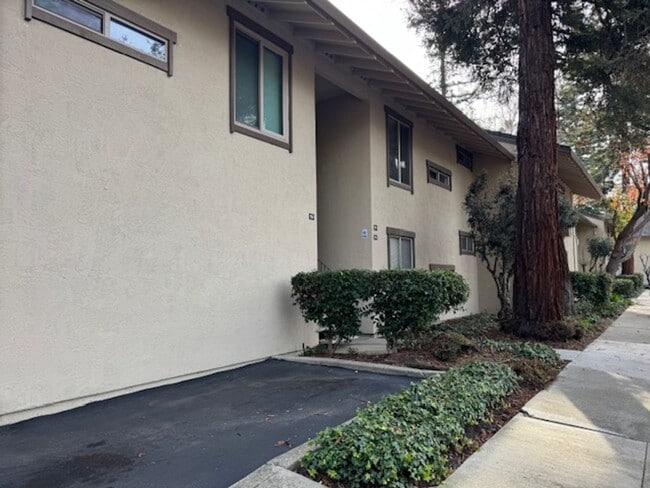 Photo - Beautiful upper level 1 bedroom, 1 bath unit in Station West Apartment