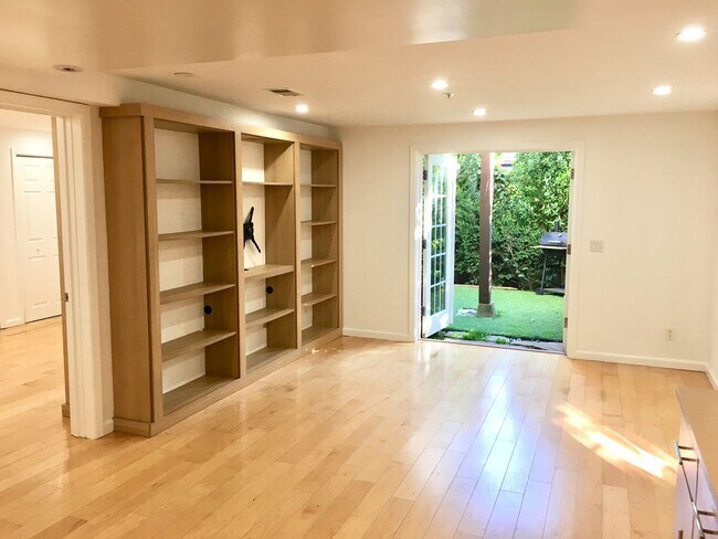 Building Photo - Prime Location - Presidio Heights Condo w/...