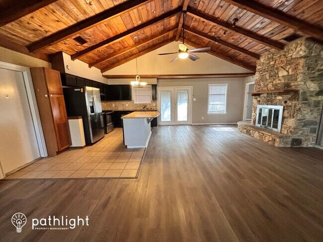 Building Photo - 413 Rambling Dr, Canyon Lake, TX, 78133
