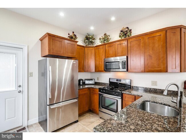 Building Photo - Point Breeze 3 Bedroom