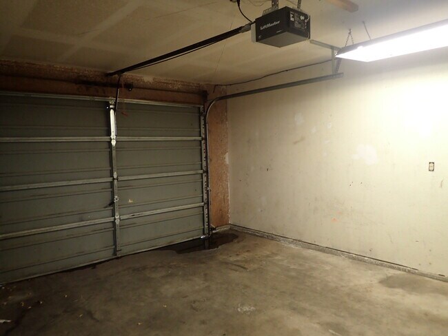 Building Photo - 425 S Sunset St