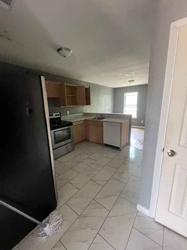 Building Photo - 3303 Toledo Dr