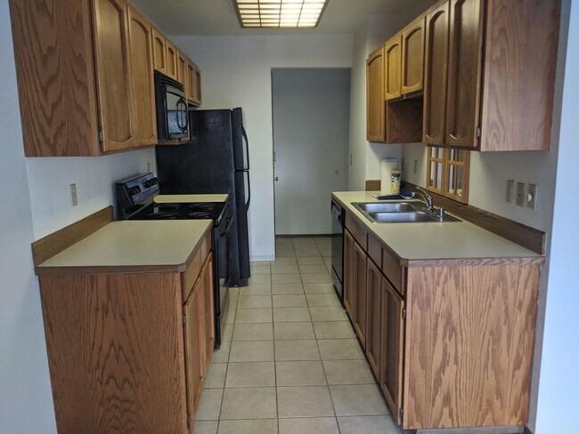 Building Photo - Charming, bright and peaceful condo close ...
