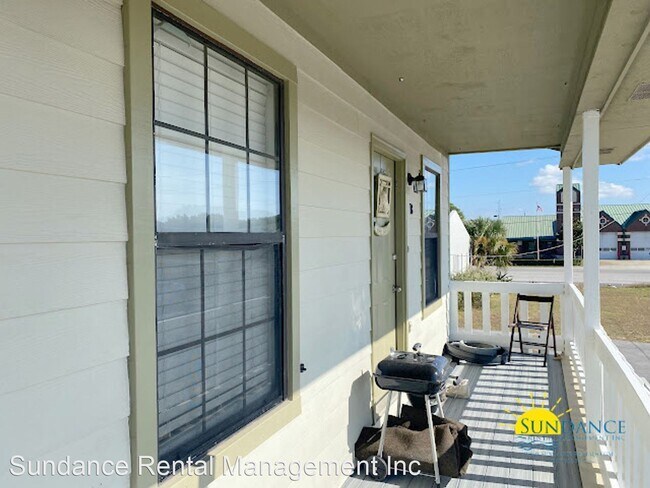 Foto del edificio - 2 br, 1 bath House - 3250 Redwood Lane Unit B