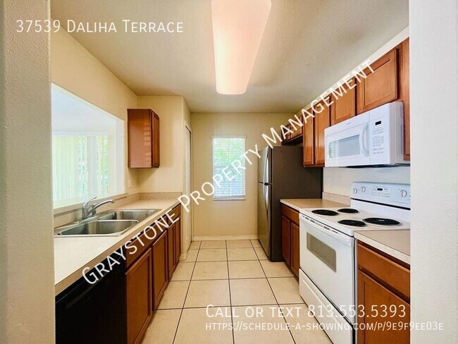 Building Photo - Zephyrhills townhome with three bedrooms a...
