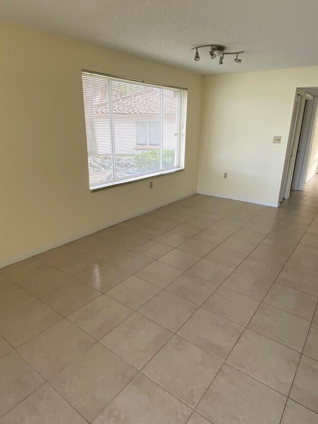 Building Photo - 12104 Glenmoor Dr