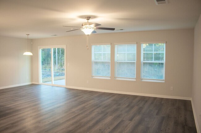 Building Photo - Newer Construction in Rice Creek