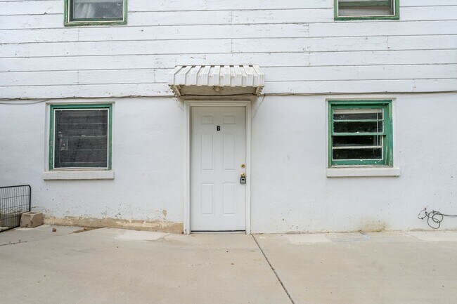 Foto del edificio - *SPECIAL: $500 off first month | $1061 - 1BR/1BA Pet Friendly Duplex Near Garden of the Gods Park