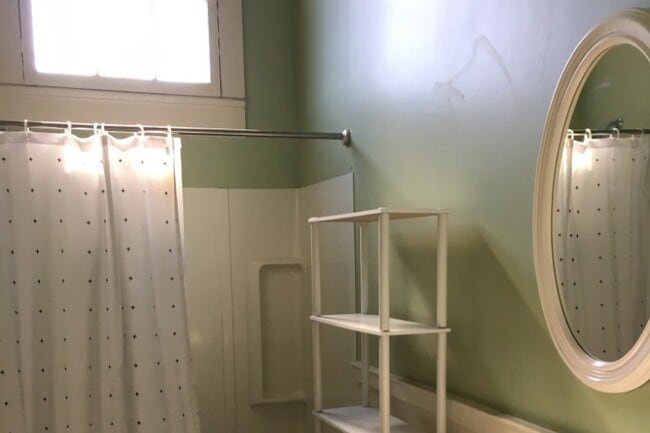 Baño grande en el piso superior - 3927 Baudin St