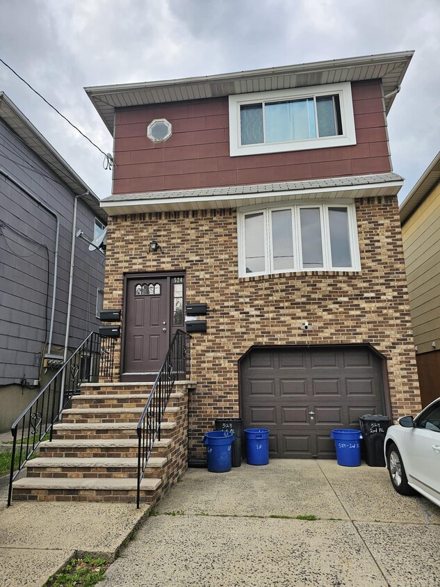 Primary Photo - 524 Cross St