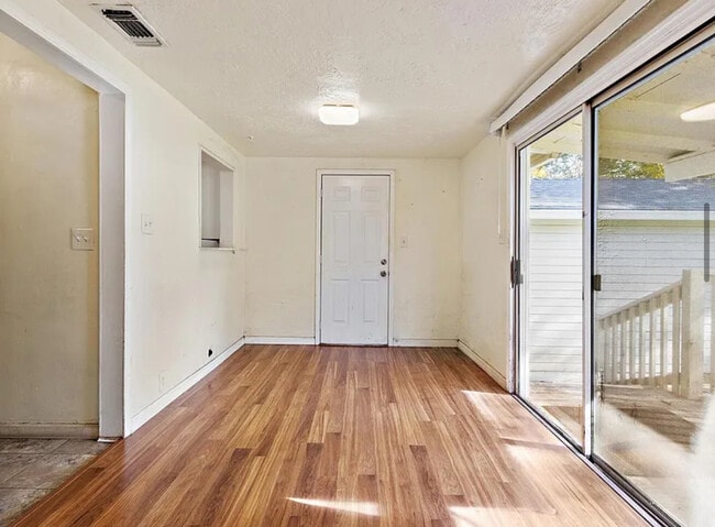 Foto del edificio - APPLY NOW