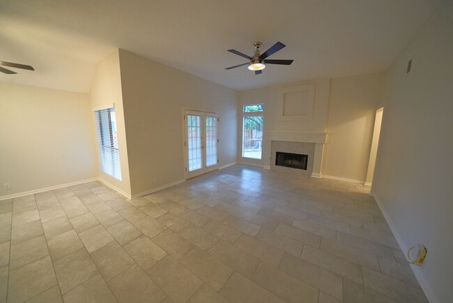 Building Photo - Beautiful Home in the desirable Shavano Ga...