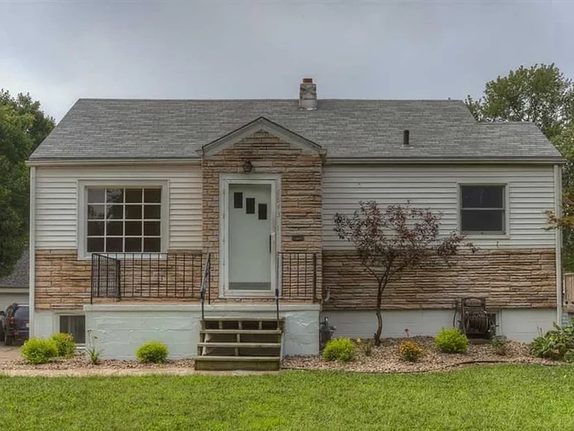 Primary Photo - 6843 Leavenworth St