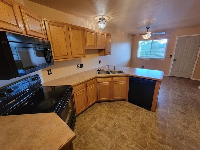 Foto del edificio - 714 Joy Ave