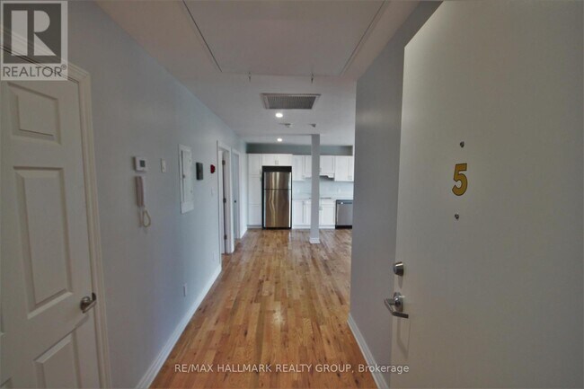 Building Photo - 768 Usborne St