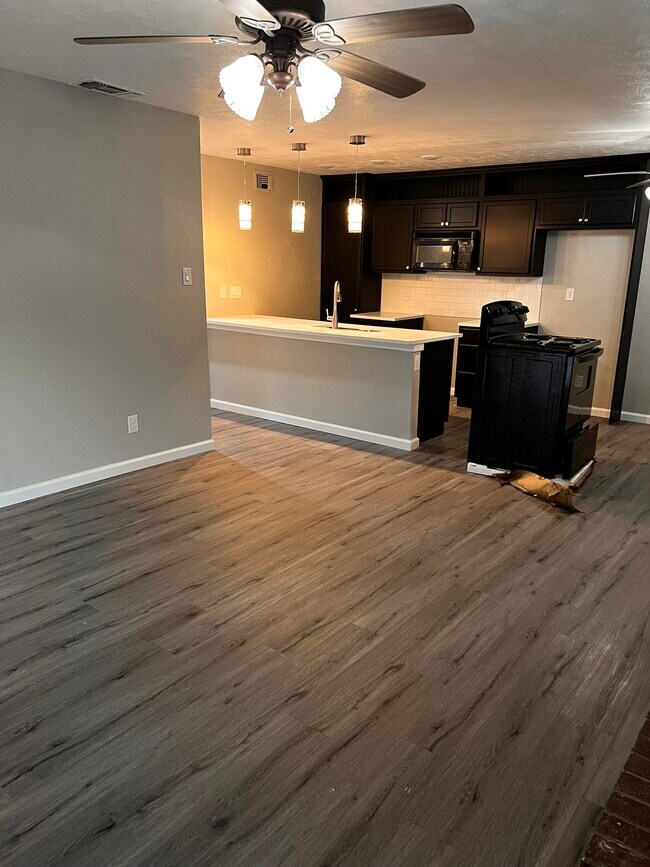 Sala de estar / Cocina - 537 Bluebird Ln