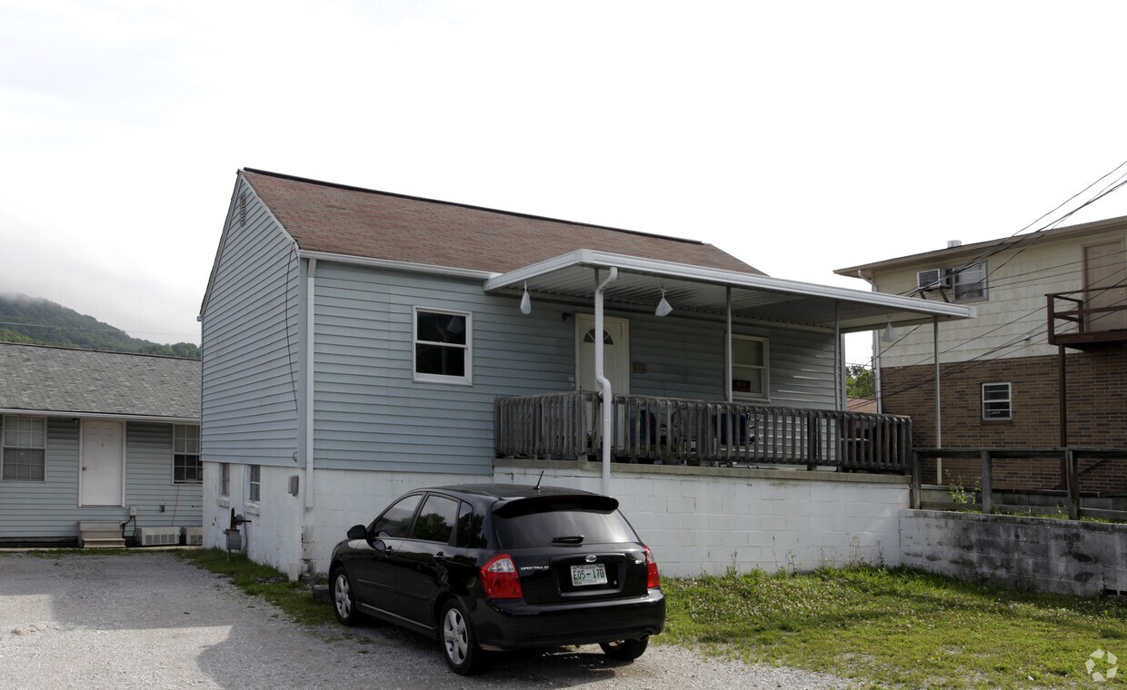 Building Photo - 702 Carlock Ave